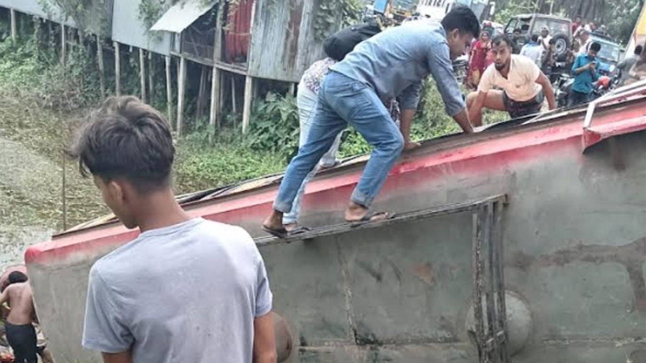 ফরিদপুরে বাস উল্টে খাদে পড়ে নিহত ৪