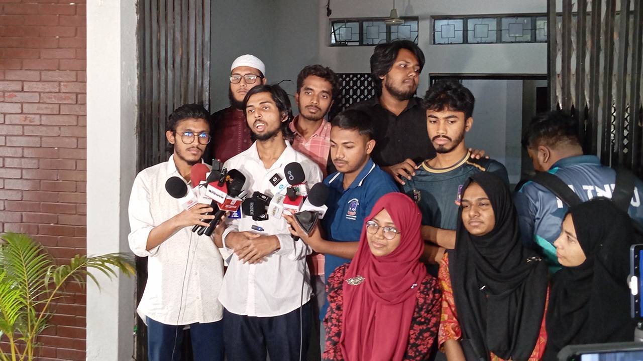 ঈদের ছুটির আগে ডাকসুর তফসিল ঘোষণার দাবি শিক্ষার্থীদের