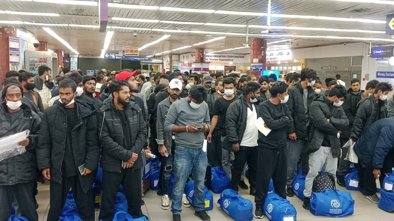 লিবিয়া থেকে ফিরলেন ১৫০ বাংলাদেশি