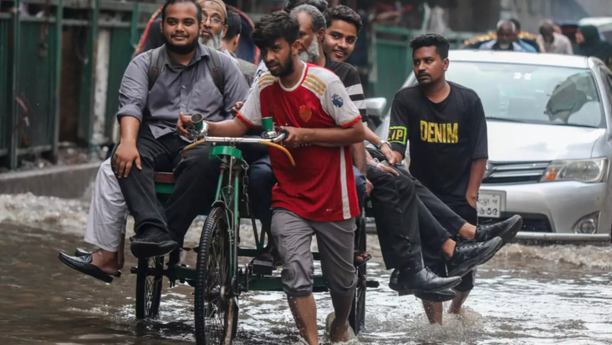 বৃষ্টিতে ডুবেছে রাজধানীর