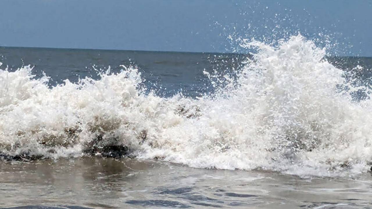 সুস্পষ্ট লঘুচাপটি ঘণীভূত হয়ে নিম্নচাপে পরিণত