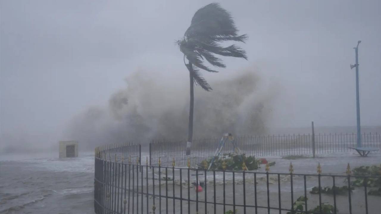 নদীবন্দরে সতর্কতা