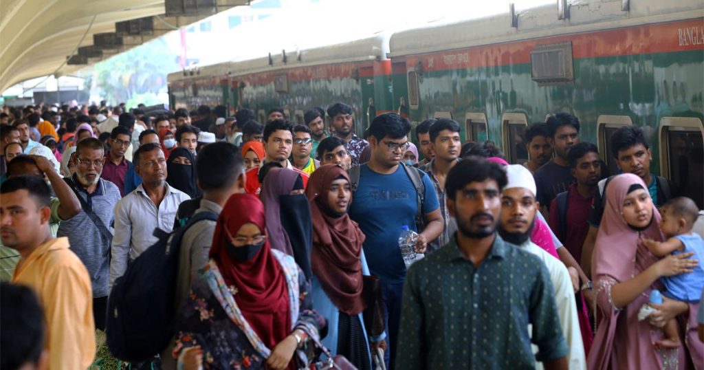 কমলাপুরে ভিড় বাড়লেও স্বস্তি যাত্রীদের
