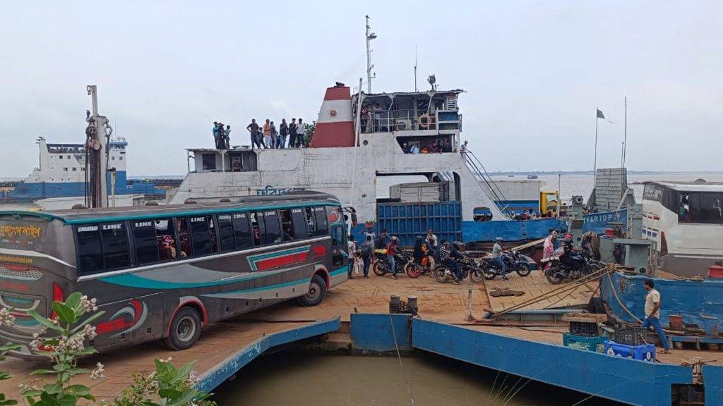 চাপ বাড়ছে পাটুরিয়ায়