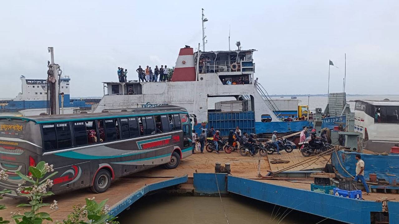 চাপ বাড়ছে পাটুরিয়ায়