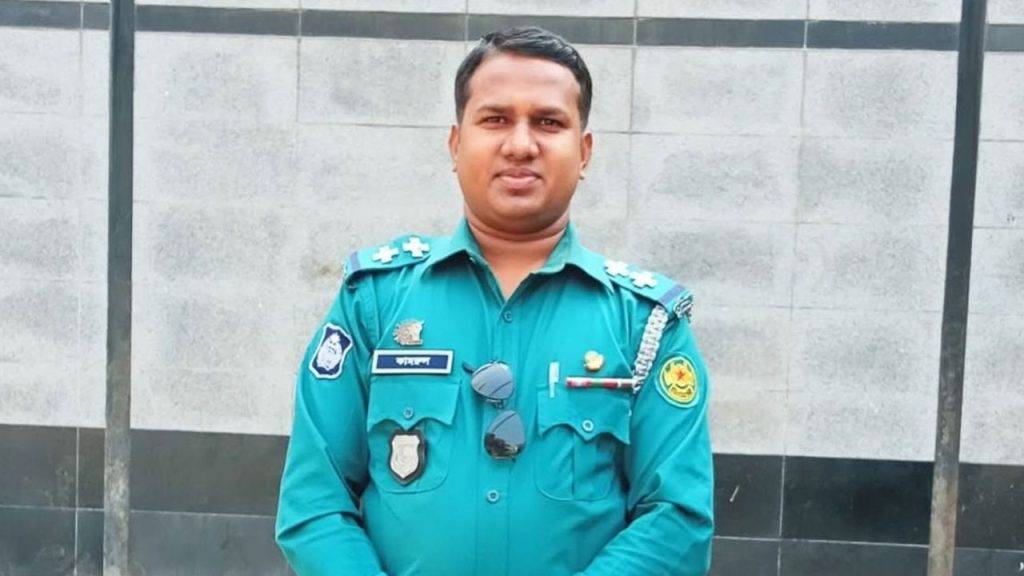 বাসের ধাক্কায় পুলিশ